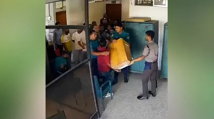 পুলিশের সামনেই টেন্ডার বাক্স ছিনতাই 
